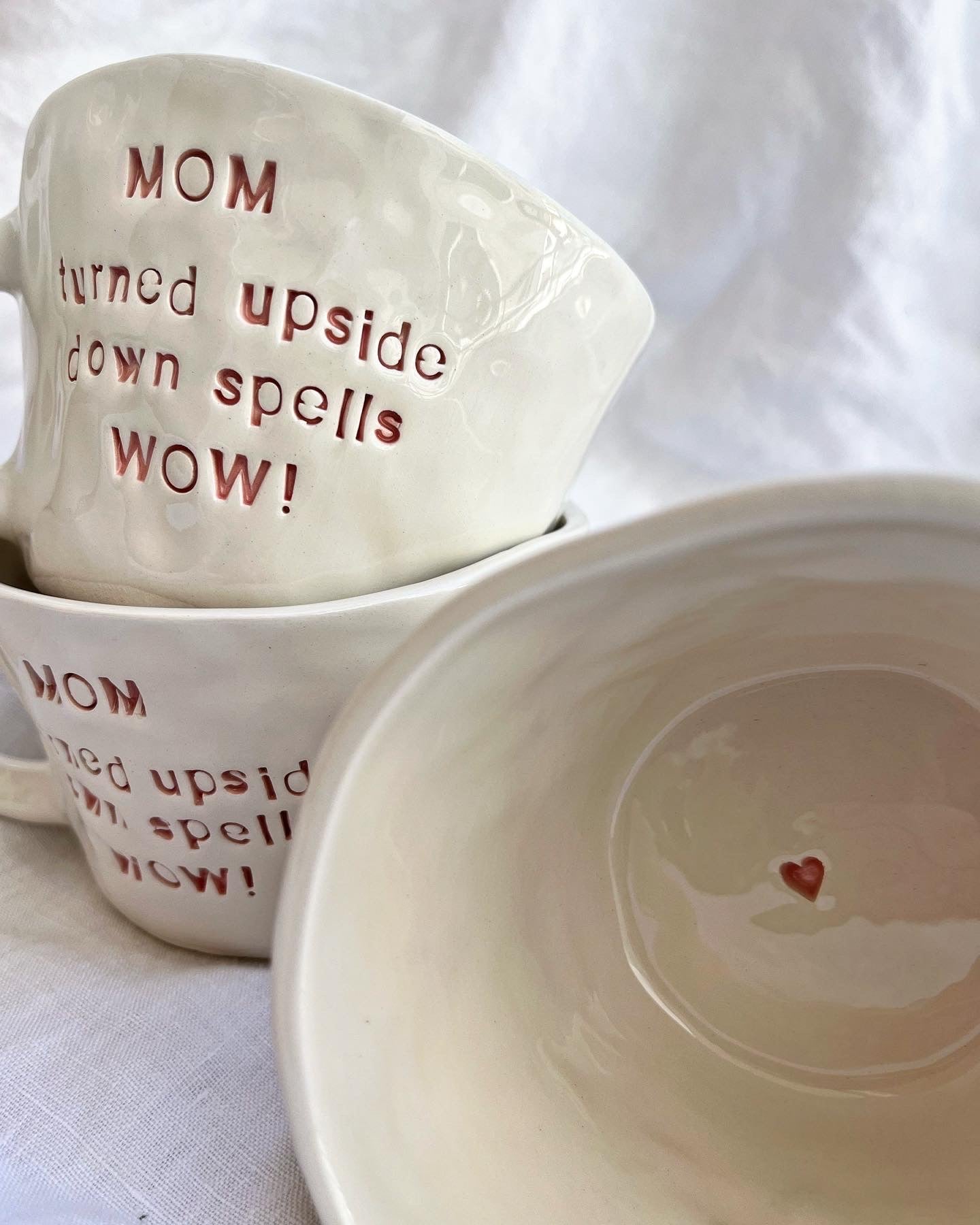 Mug “MOM turned upside down spells WOW!