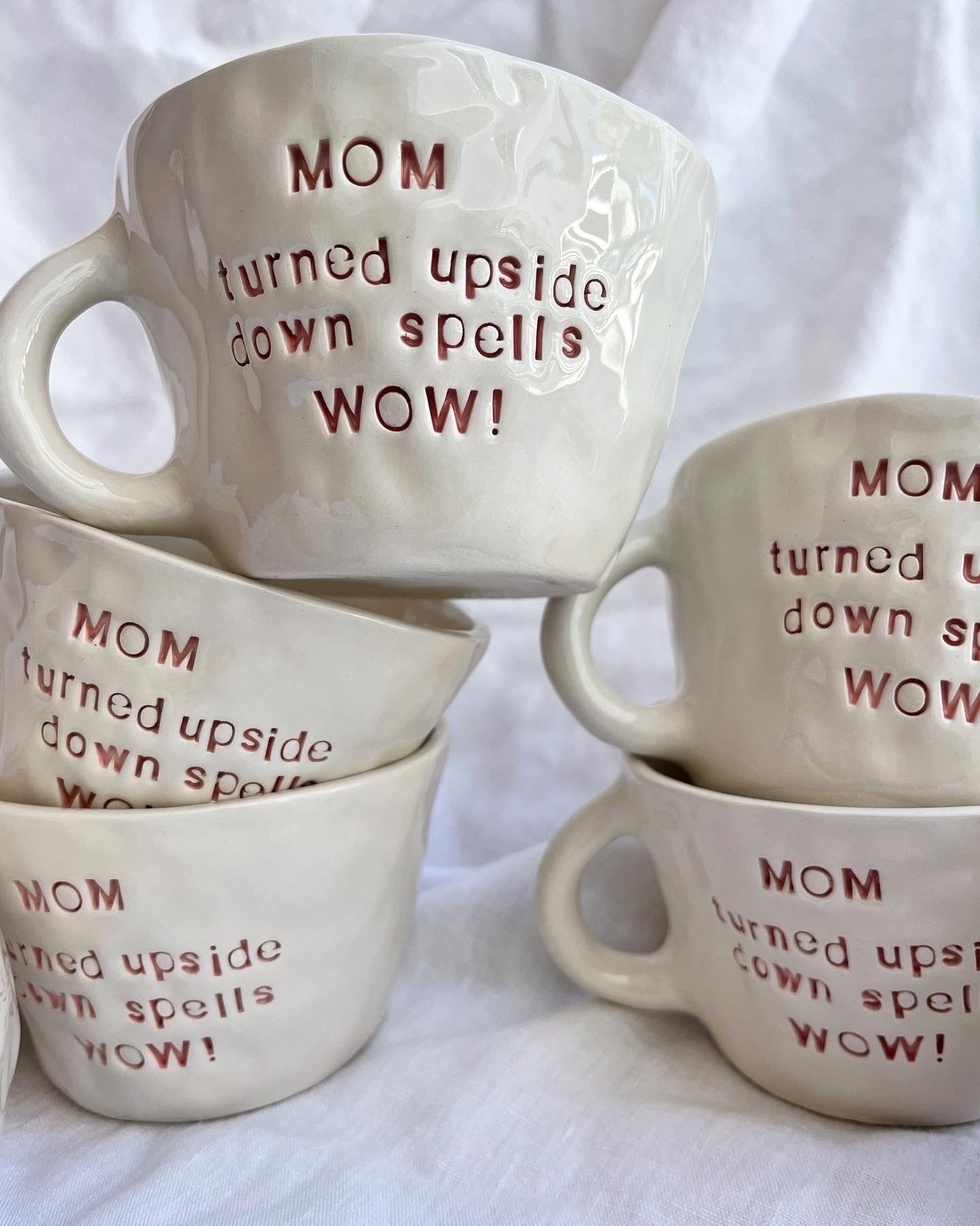 Mug “MOM turned upside down spells WOW!