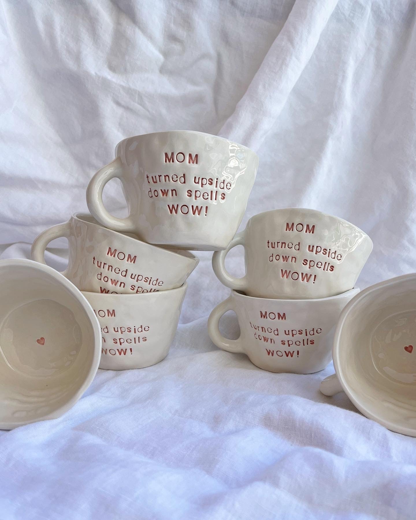 Mug “MOM turned upside down spells WOW!
